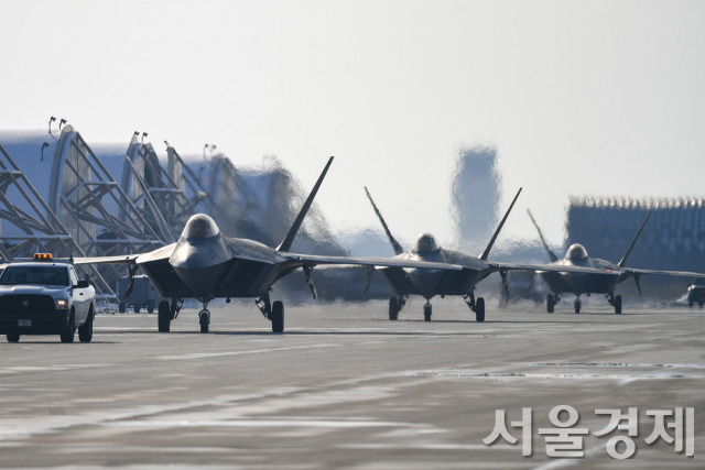 20일 한미 연합공군훈련을 위해 한반도에 전개한 미 공군 F-22 전투기가 군산기지에 착륙하여 지상활주하고 있다. 사진제공=국방부