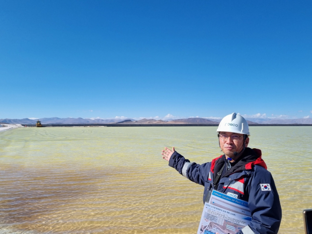 오재훈 포스코아르헨티나 상무보가 12일(현지 시간) 아르헨티나 살타 지역의 리튬 인공호수(폰드)에 대해 설명하고 있다. 김기혁기자