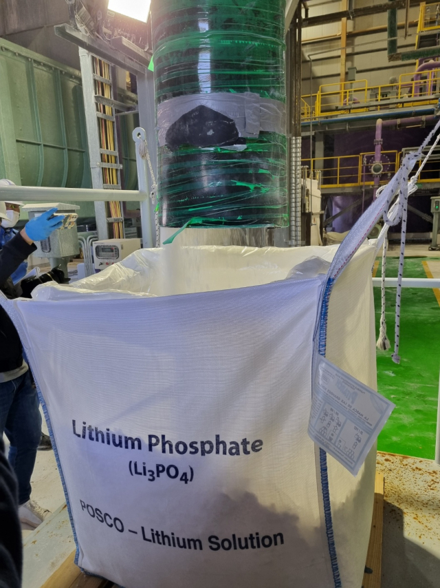 아르헨티나 살타 지역의 리튬 데모플랜트에서 정제 리튬이 파이프라인을 타고 흘러나오고 있다. 김기혁기자