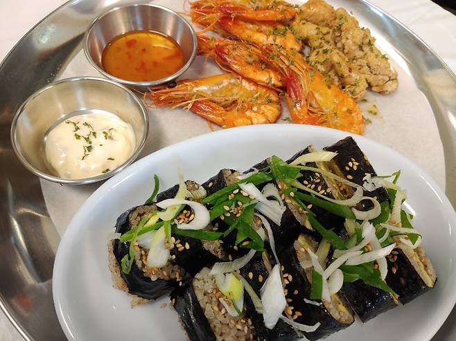 홍게라면에 대게장김밥, 대하명란버터구이 등을 곁들여 먹자.