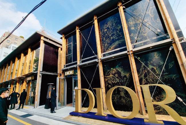 서울 종로구 익선동에 문을 연 크리스챤 디올 뷰티 꿈의 아뜰리에 팝업스토어는 2개 동으로 돼 있다. [구희언 기자]