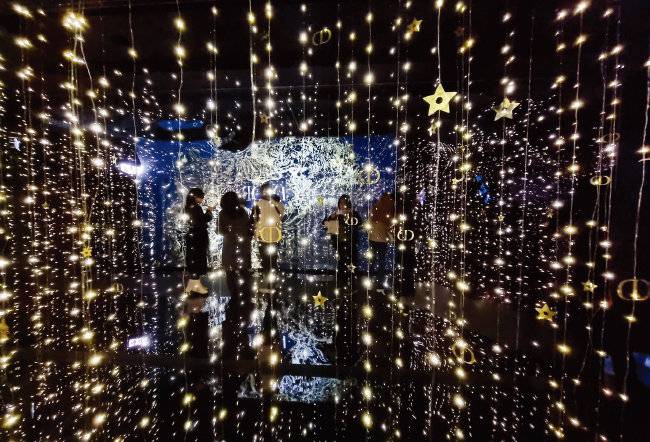 은하수를 여행하는 느낌이 드는 미러 룸. [구희언 기자]