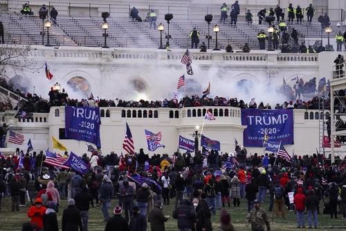작년 1월 6일 트럼프 지지자들의 미 의회 난입 장면 [AP 연합뉴스 자료사진. 재판매 및 DB 금지]