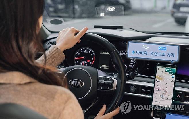 SKT, 차량용 AI 탑재 T HUD 서비스 출시 (서울=연합뉴스) SK텔레콤이 텔레컨스와 차량용 Head Up Display(HUD)의 서비스 앱을 구글플레이(안드로이드) 및 앱스토어(iOS)에 배포하고 T HUD 서비스를 제공한다고 20일 밝혔다. 사진은 T HUD 서비스 사용하는 모델. 2022.12.20 [SKT 제공. 재판매 및 DB 금지] photo@yna.co.kr