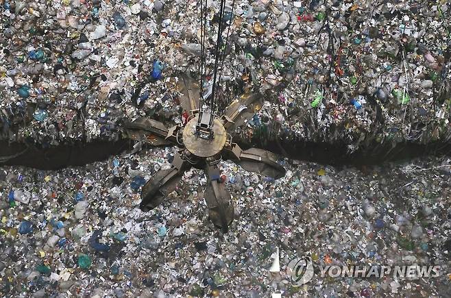 쓰레기를 소각장으로 옮기는 모습 [연합뉴스 자료사진]