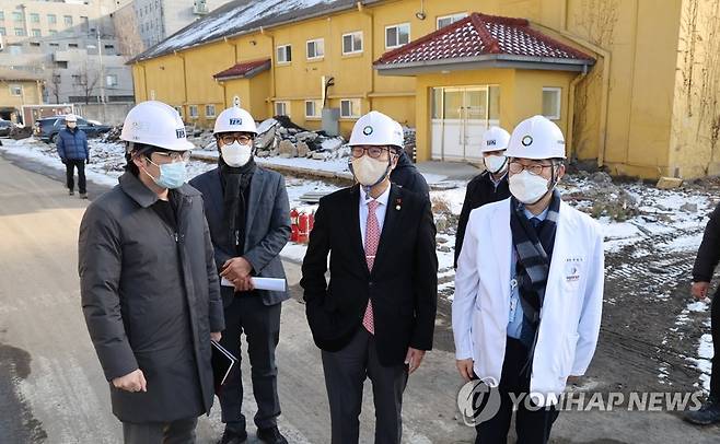 공사 중인 중앙감염병병원 부지 (서울=연합뉴스) 한상균 기자 = 20일 공사 중인 국립중앙의료원 옆 중앙감염병전문병원 부지 모습. 2022.12.20 xyz@yna.co.kr