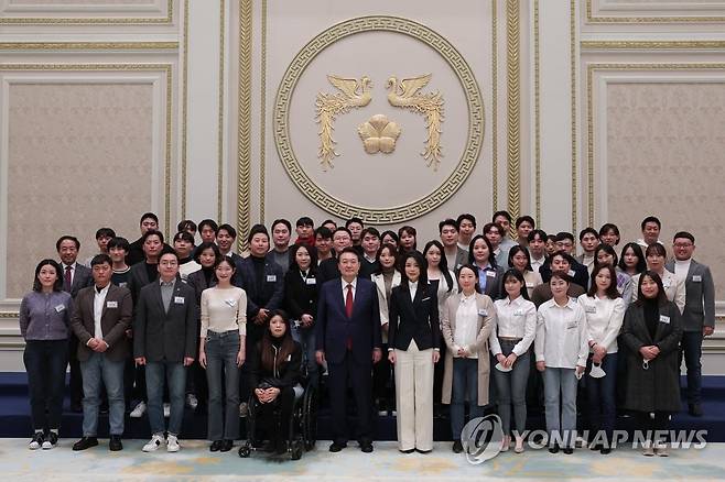 청년들과 3대 개혁 간담회 마친 윤석열 대통령 (서울=연합뉴스) 안정원 기자 = 윤석열 대통령과 김건희 여사가 20일 청와대 영빈관에서 열린 청년 200여명과의 노동ㆍ교육ㆍ연금 등 3대 분야 개혁 간담회를 마친 뒤 기념촬영을 하고 있다. 2022.12.20 [대통령실 제공. 재판매 및 DB금지] jeong@yna.co.kr