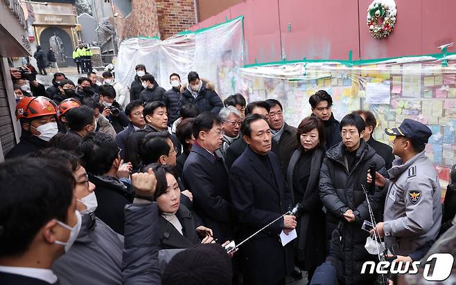 우상호 국회 용산 이태원 참사 진상규명과 재발방지를 위한 국정조사특별위원회 위원장이 21일 오전 서울 용산구 이태원 참사현장에서 임현규 용산경찰서장의 브리핑을 듣고 있다. 2022.12.21/뉴스1 ⓒ News1 국회사진취재단