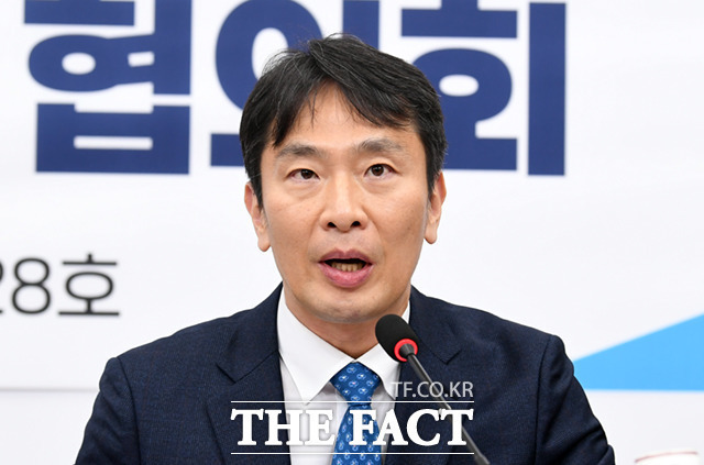 이복현 금융감독원장이 '3연임'을 앞두고 용퇴를 결정한 조용병 신한금융 지주 회장에 대해 "후배들에게 기회를 주시는 것을 보니 개인적으로 매우 존경스럽다"고 21일 밝혔다. 사진은 이 원장이 6일 서울 여의도 국회에서 열린 서민 취약계층 금융부담 완화대책 당정협의회에 참석해 발언하고 있는 모습. /이새롬 기자