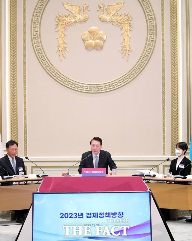 윤석열 대통령이 21일 청와대 영빈관에서 열린 제12차 비상경제민생회의 겸 제1차 국민경제자문회의를 주재하고 있다. /뉴시스
