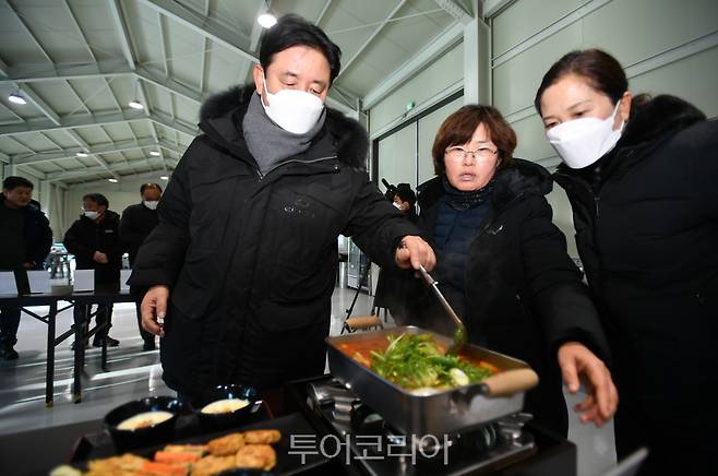 산천어 요리 시식회가 지난 20일 화천산천어축제장 내 산천어 식당에서 최문순 군수를 비롯한 축제 관계자들이 참석한 가운데 열렸다.