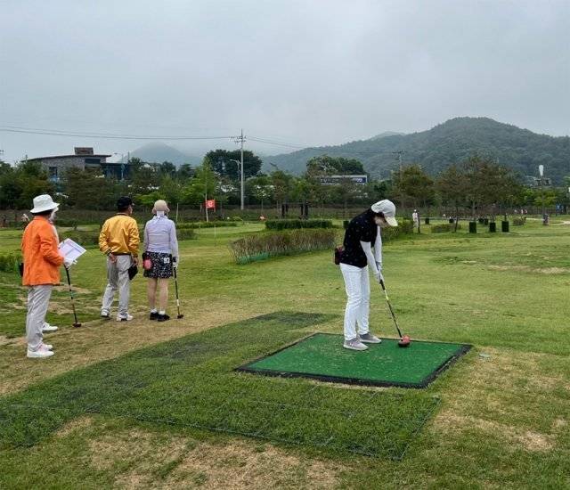 파크골프 동호인이 올해 6월 열린 화천 산천어 전국 파크골프 대회에서 티샷을 하고 있다. 파크골프는 최근 장년층을 중심으로 인기가 높아지고 있다. 5년 전 1만6728명이던 파크골프 인구는 올해 12월 기준으로 10만5800여 명으로 늘었다. 대한파크골프협회 제공