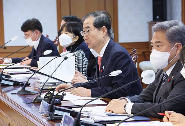 한덕수 국무총리가 21일 정부서울청사에서 새 정부 첫 국가우주위원회를 주재하고 있다. (사진=저작권자(c) 연합뉴스, 무단 전재-재배포 금지)