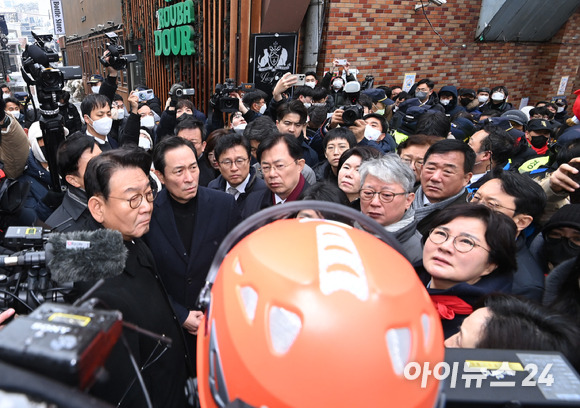 우상호 이태원 참사 국정조사 특별위원회 위원장을 비롯한 특조위원들이 21일 오전 서울 용산구 이태원 참사현장 현장조사에서 최성범 용산소방서장의 브리핑을 듣고 있다. [사진=김성진 기자]