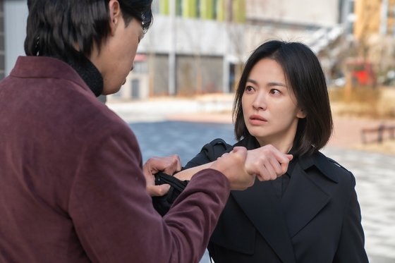 30일 공개되는 드라마 ‘더 글로리’는 학교폭력 피해자 문동은(송혜교)이 일생 동안 계획한 복수를 펼쳐나가는 이야기다. [사진 넷플릭스]