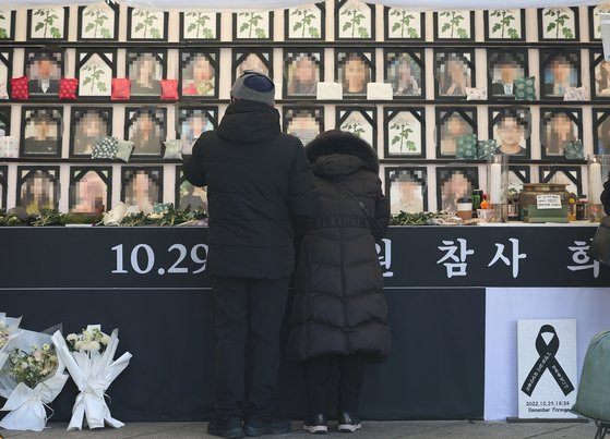 18일 오후 서울 용산구 녹사평역 광장에 마련된 10·29 이태원 참사 희생자 시민분향소를 찾은 희생자 가족이 영정을 보며 흐느끼고 있다. 연합뉴스