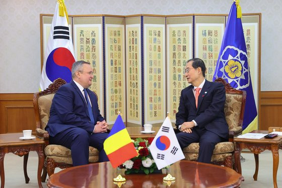 한덕수 국무총리가 21일 정부서울청사에서 니콜라에 치우카 루마니아 총리와 환담을 나누고 있다. 사진 총리실