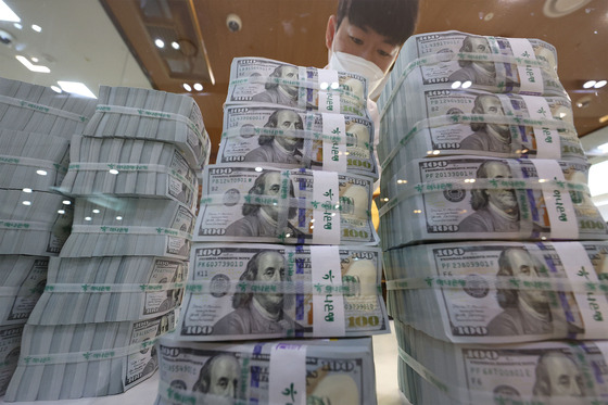 An employee sorts out dollars at Hana Bank's Counterfeit Notes Response Center in Jung District, central Seoul, on Dec. 5. [YONHAP]