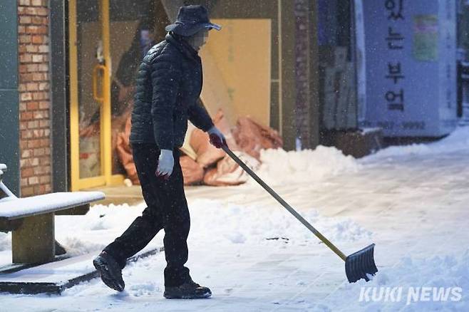 수도권과 중부지방에 대설특보가 발효된 21일 오전 경기 고양시 원흥동 일대에서 시민들이 제설작업을 하고 있다.