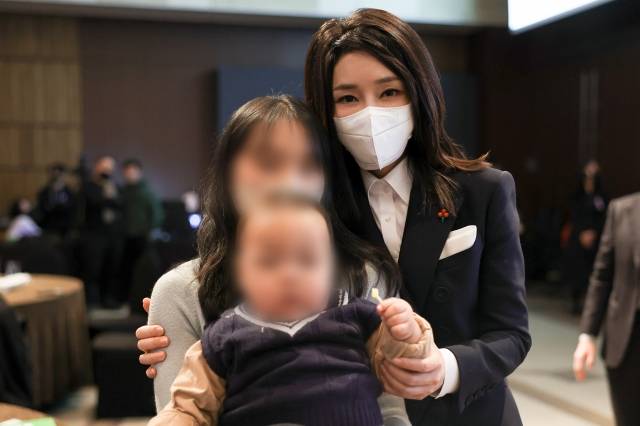 김건희 여사가 20일 오후 한국한부모가족복지시설협회의 초청으로 한부모 가족 한마당 행사에 참석해 봉사활동에서 만난 한 한부모 가족과 만나 기념촬영하고 있다. 대통령실 제공