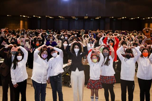 김건희 여사가 20일 오후 한국한부모가족복지시설협회의 초청으로 한부모 가족 한마당 행사에 참석해 비전선포 및 기념활영하고 있다. 대통령실 제공