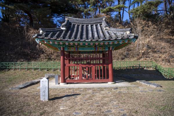 적성산성 비각에 보존된 ‘단양 신라 적성비’.