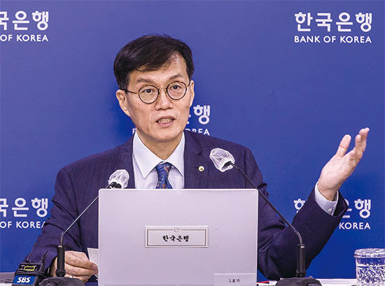 미국의 ‘자이언트스텝’ 금리 인상에 맞춰 한국은행도 금리를 인상했다. 사진은 이창용 한국은행 총재.