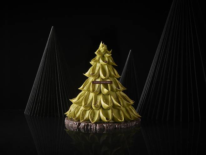 연말 시즌을 맞아 호텔에서 작은 사치를 누리려는 고객이 늘면서 호텔 케이크, 뷔페 등의 예약권에 웃돈이 붙을 정도로 인기를 끌고 있다. 호텔신라 ‘화이트 홀리데이’ 케이크.[호텔신라 제공]