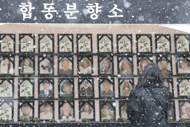 15일 오후 서울 용산구 녹사평역 광장에 10·29 이태원참사 유가족협의회와 10·29 이태원참사 시민대책회의가 마련한 시민분향소에서 한 시민이 희생자를 추모하고 있다. [연합]