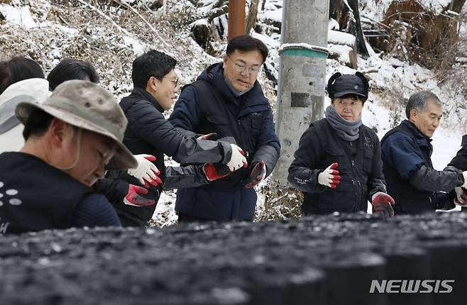 [서울=뉴시스] 고승민 기자 = 정진석 국민의힘 비상대책위원장과 당직자들이 21일 서울 구룡마을에서 연탄나눔 봉사를 하고 있다. 2022.12.21. kkssmm99@newsis.com