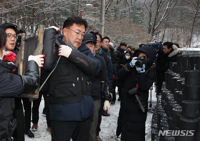 [서울=뉴시스] 고승민 기자 = 정진석 국민의힘 비상대책위원장과 당직자들이 21일 서울 구룡마을에서 연탄나눔 봉사를 하고 있다. 2022.12.21. kkssmm99@newsis.com