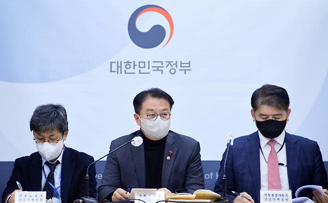 기획재정부 방기선(가운데) 제1차관이 지난 19일 정부세종청사에서 열린 '2023 경제정책방향 사전브리핑'에서 주요 내용을 발료하고 있다. 기재부 제공