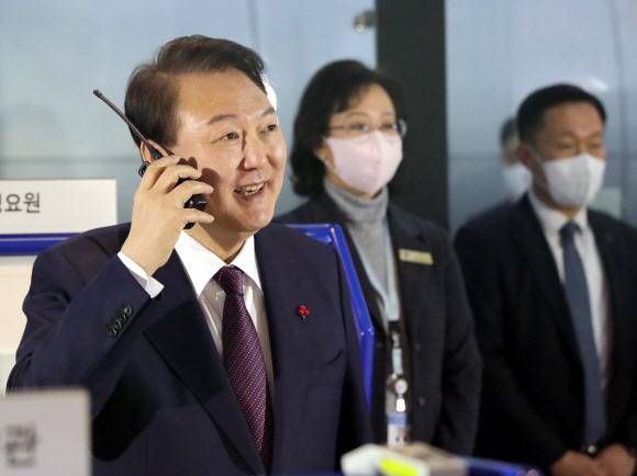 윤석열 대통령이 16일 경기 성남시 한국잡월드에서 열린 국제기능올림픽 선수단 격려 오찬에 앞서 청소년 직업체험관 우주센터 부스를 방문, 교신 체험을 하고 있다. 2022.12.16 대통령실통신사진기자단