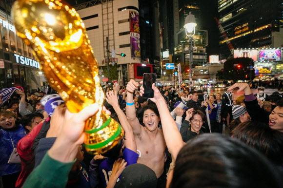 독일에 역전승… 시부야는 축제 분위기 - 24일 일본 도쿄 시부야 거리에서 일본 축구팬들이 2022 카타르월드컵 조별리그 E조 1차전에서 일본 대표팀이 독일에 역전승을 거뒀다는 소식을 듣고 환호하고 있다.교토뉴스·AP 연합뉴스