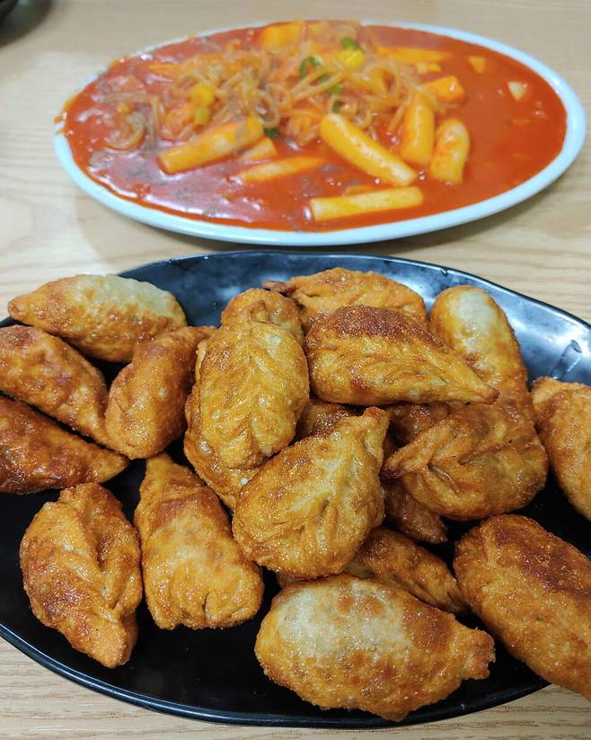 튀김만두와 떡볶이의 맛있는 조합
