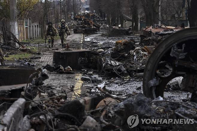 키이우 외곽 도로에 가득한 러시아 탱크의 잔해 [AP 연합뉴스자료사진. 재판매 및 DB 금지]