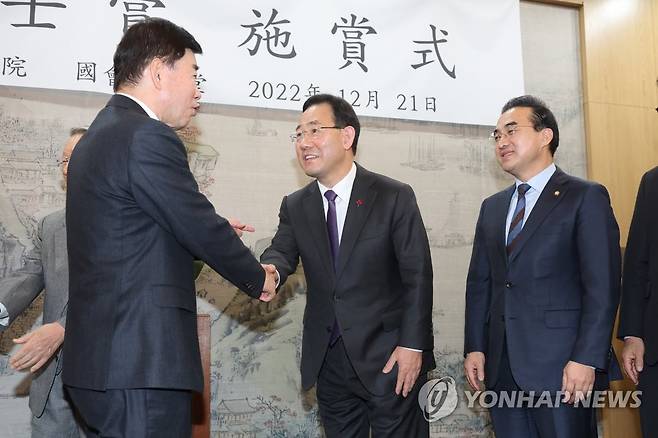 대화하는 국회의장과 여야 원내대표 (서울=연합뉴스) 임화영 기자 = 김진표 국회의장(왼쪽부터)과 국민의힘 주호영 원내대표, 더불어민주당 박홍근 원내대표가 21일 오후 국회에서 열린 제24회 백봉신사상 시상식을 마친 뒤 대화하고 있다. 2022.12.21 hwayoung7@yna.co.kr