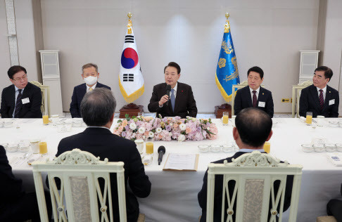 윤석열 대통령이 22일 서울 용산 대통령실 청사에서 시도의회의장협의회 임원진과 오찬 간담회를 하고 있다.(사진=대통령실)