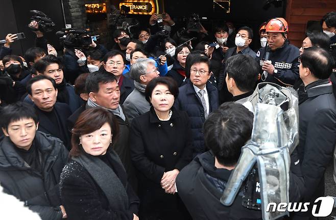 우상호 국회 용산 이태원 참사 진상규명과 재발방지를 위한 국정조사특별위원회 위원장을 비롯한 특조위원들이 21일 오전 서울 용산구 이태원 참사현장 현장조사에서 최성범 용산소방서장의 브리핑을 들으며 현장을 살펴보고 있다. ⓒ News1 국회사진취재단