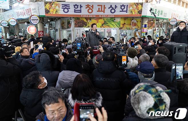 이재명 더불어민주당 대표가 22일 오전 경북 안동시 옥야동 안동중앙신시장에서 시민들에게 발언을 하고 있다. 2022.12.22/뉴스1 ⓒ News1 이재명 기자