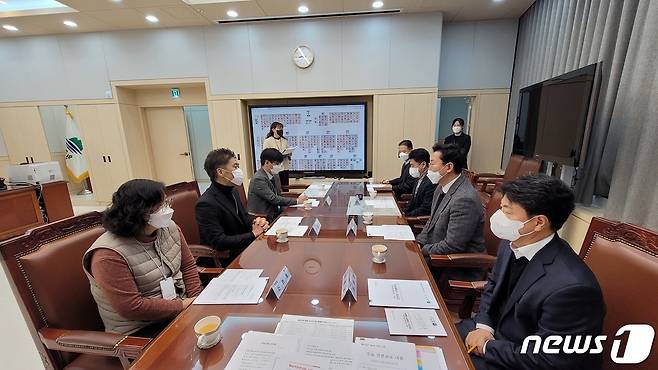 강원 원주시와 원주시청 공무원노동조합이 22일 시청 시장 집무실에서 단체교섭에 따른 협약을 체결하고 있다. (원주시청 공무원노동조합 제공) 2022.12.22/뉴스1