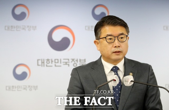 ‘자유민주주의’ 표현을 넣고 ‘성평등’이 빠진 2022 개정 교육과정이 논란 끝에 확정됐다. 사진은 장상윤 교육부 차관이 22일 오전 서울 종로구 정부서울청사에서 2022 개정 초중등학교 교육과정 및 특수교육 교육과정 확정 발표를 하고 있다./뉴시스