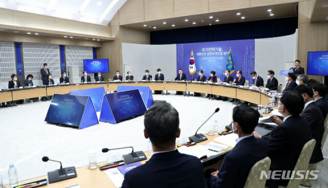 윤석열 대통령이 28일 서울 용산 대통령실 청사에서 열린 국가과학기술 자문회의 제1회 전원회의를 주재하고 있다. (사진=뉴시스)