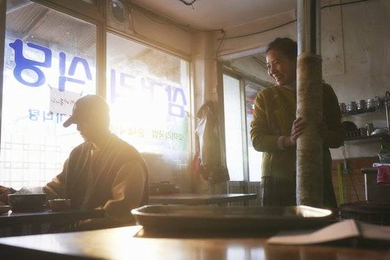 드라마 '재벌집 막내아들'에서 주인공 진도준(송중기 분)이 이전 생애 가족이 하는 식당을 찾는 장면. 원작엔 전혀 등장하지 않지만 드라마에선 친부는 해고 노동자, 친모는 기업 주가조작 희생자로 나온다. JTBC