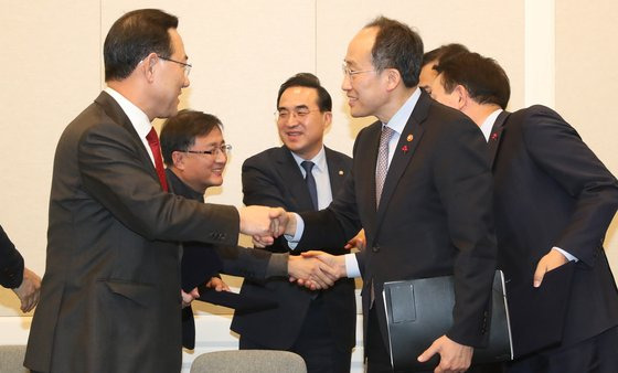 주호영 국민의힘 원내대표와 박홍근 더불어민주당 원내대표가 22일 서울 여의도 국회에서 내년도 예산안 합의를 마친 뒤 추경호 경제부총리 등 참석자들과 인사를 나누고 있다. 뉴스1