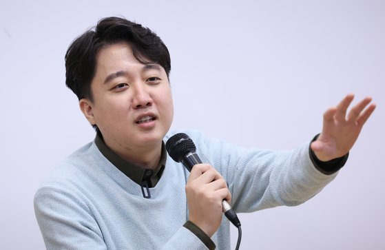 국민의힘 이준석 전 대표가 22일 오후 서울 성북구 고려대학교 정경관에서 정치외교학과 '한국의신보수주의' 주최로 열린 특별 강연 '보수주의의 길을 묻다'에서 학생 패널들의 질문에 답하고 있다. 연합뉴스