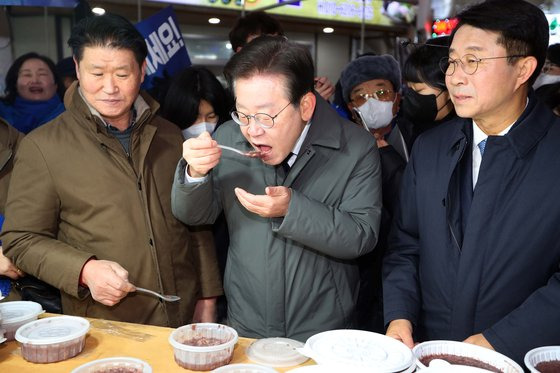 이재명 더불어민주당 대표가 절기상 동지인 22일 경북 안동시 중앙신시장을 방문해 액땜 팥죽을 먹고 있다. 연합뉴스