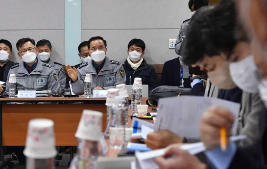 A special committee for the parliamentary inquiry into the Itaewon crowd crush conducts a field investigation at the Seoul Metropolitan Police Agency in Jongno-gu, Seoul on December 21. National Assembly press photographers