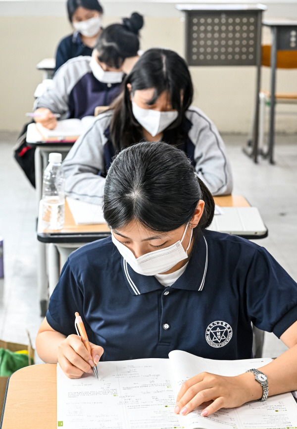 부산지역 고3 수험생들. 국제신문DB.