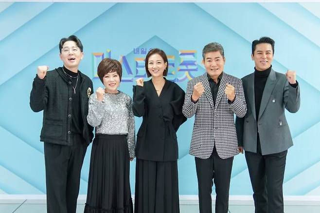 TV조선 ‘미스터트롯2’ 마스터로 출연하는 방송인 붐과 가수 김연자, 장윤정, 진성, 장민호(왼쪽부터). TV조선